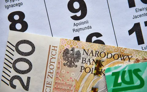 Dzień, kiedy listonosz przynosi emeryturę: banknot 200 zł i zielona karta ZUS na tle kalendarza.