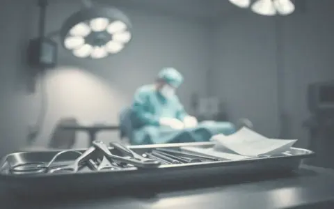 Ile się czeka na operację przepukliny w NFZ? Czas oczekiwania w Polsce