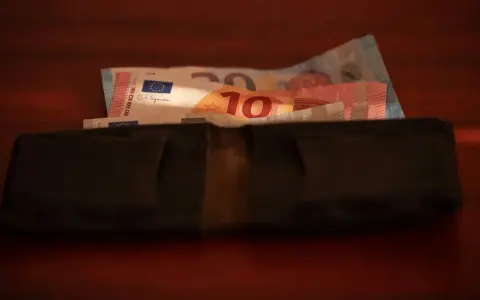 Ile zarabia opiekunka osoby starszej w Polsce? Nie daj się oszukać!