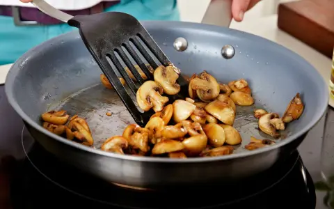 Gebratene Champignons in einer Pfanne, bereit für leckere Champignons Rezepte.