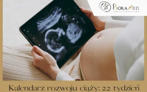 Kobieta trzyma tablet z obrazem USG płodu na tle ciążowego brzucha.