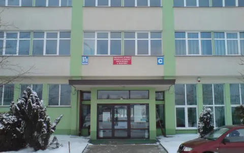 Budynek prywatnej wyższej szkoły ochrony środowiska w Radomiu, zimą.
