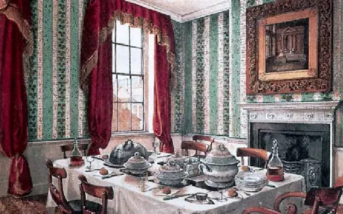 Salle à manger élégante avec table dressée pour un service à la française, droite ou gauche. Papier peint rayé vert et blanc, rideaux bordeaux.