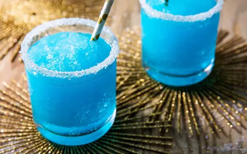 Niebieskie drinki z wódką i Blue Curacao: 5 przepisów na imprezę