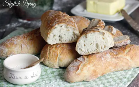 Frisch gebackene Baguettes, die Lust machen, Baguette selber machen. Mit knuspriger Kruste und luftiger Krume, daneben Fleur de Sel und Butter.