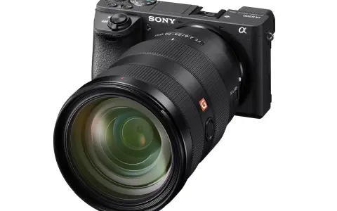 Sony a6500 con obiettivo FE 2.8/24-70 GM, pronta per catturare ogni dettaglio.