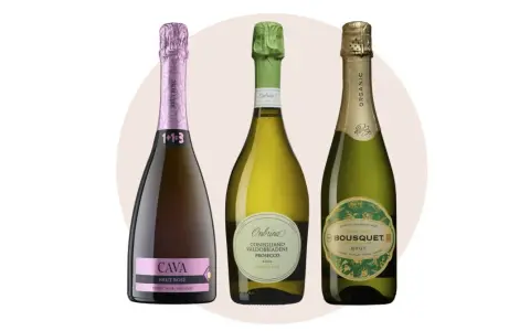 Tre flaskor mousserande vin: en rosa Cava, en grön Prosecco och en gyllene ekologisk Brut. Perfekt vin till torskrygg.