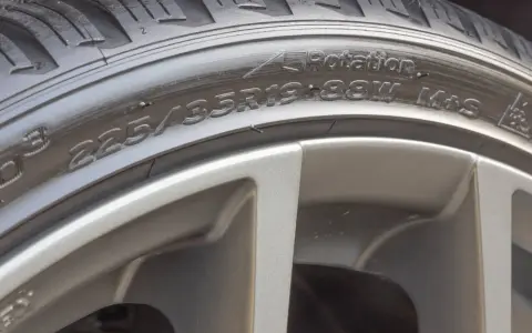 Detailaufnahme eines Reifens mit der Beschriftung 225/35R19 88W M+S. Die flanken reifen zeigen die Größe und den Typ des Reifens.