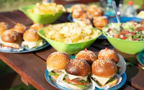 Mini burgery i sałatka na piknikowym stole. Idealne proste przepisy na przekąski w 15 minut, gdy liczy się czas i smak.