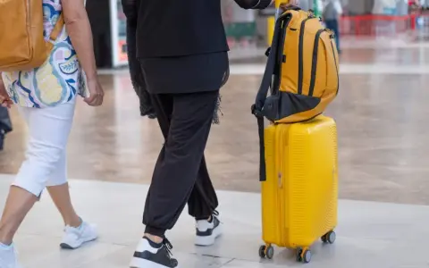 Podróżni z bagażami, zastanawiają się, czy w samolocie jest zimno.