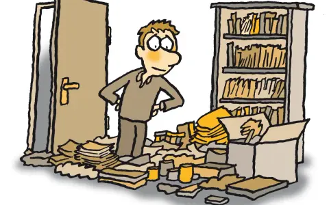 Mann steht in einem Chaos aus Papier und Kartons, fragt sich: warum kann ich keine Ordnung halten? Ein offenes Regal und eine Tür im Hintergrund.