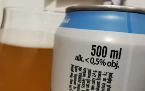 Piwo 0 od ilu lat? Na puszce widnieje napis "alk. < 0,5% obj.", co oznacza, że jest to piwo bezalkoholowe.