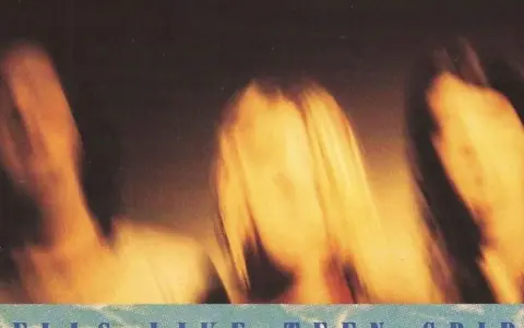 Rozmyte postacie, jakby w ruchu, na tle sugerującym okładkę albumu "Smells Like Teen Spirit" Nirvany.