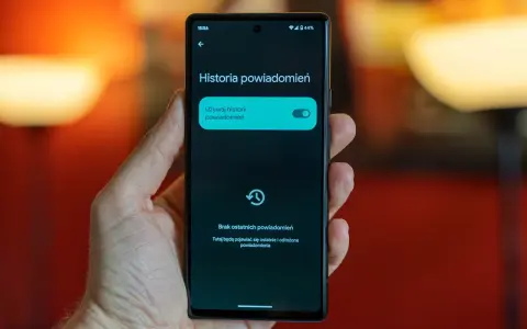 Ekran telefonu z włączoną funkcją "Historia powiadomień" na Androidzie. Widoczny przełącznik i informacja o braku powiadomień.