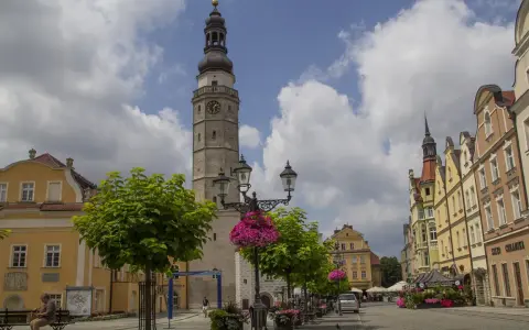 Rynek w Bolesławcu, gdzie leży to piękne miasto, z ratuszem i kolorowymi kamienicami.