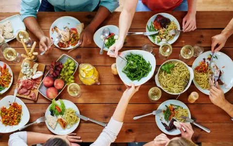 Un repas convivial entre collègues : pâtes, poulet rôti, salade, fruits et charcuterie. Une belle idée repas entre collègues travail.