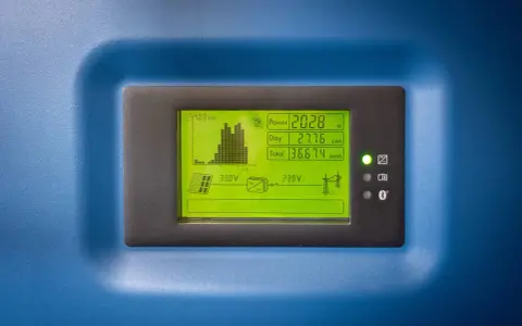 SMA Sunny Tripower-display visar solenergi. Kraftproduktion 2028W, daglig produktion 27.76 kWh, totalt 36.674 MWh.