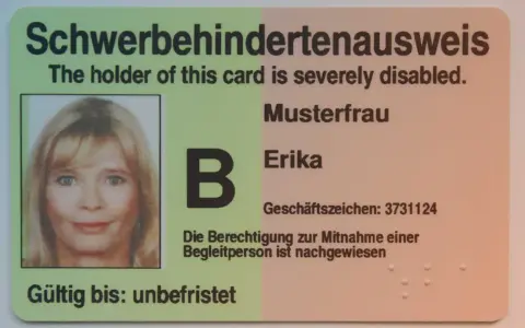 Schwerbehindertenausweis für Erika Musterfrau. Der Ausweis bestätigt die Berechtigung zur Mitnahme einer Begleitperson, was für Menschen mit COPD wichtig ist.