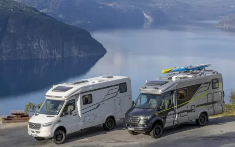 Två husbilar står parkerade vid en fjord i Norge. Perfekt för ditt nästa resmål i Norge.