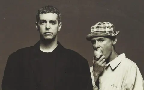Pet Shop Boys i Stockholm, en av dem äter ett äpple.