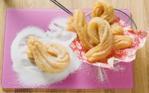 Churros dorés saupoudrés de sucre, prêts à être dégustés. Une délicieuse recette churros pour le plaisir des gourmands.