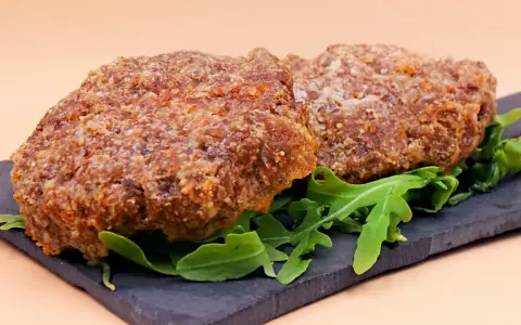 Dwa soczyste kotlety wieprzowe, idealne do burgerów. Wypróbuj nasz przepis na hamburgery z mięsa mielonego wieprzowego!