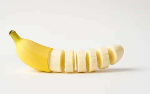 Una banana tagliata a fette, un modo gustoso per capire come aumentare la serotonina naturalmente.