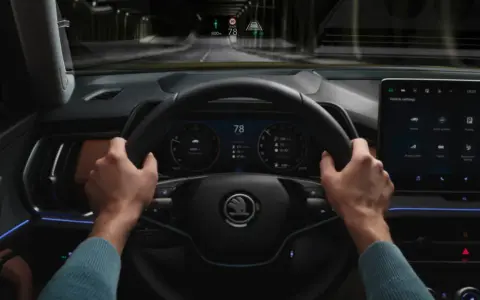 Fahrer hält Lenkrad, digitale Anzeige zeigt 78 km/h. Der Tempomat funktioniert nicht, die Fahrt geht durch einen dunklen Tunnel.