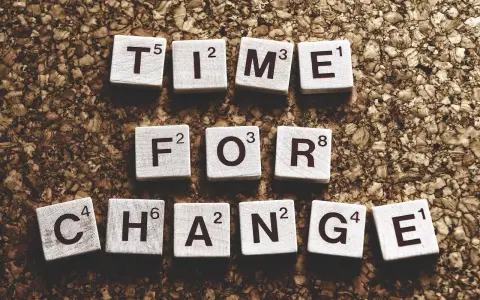 Tessere del gioco "Scrabble" compongono la frase "TIME FOR CHANGE". Le cose non cambiano, siamo noi che cambiamo.