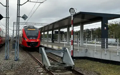 Czerwony pociąg PKP stoi na peronie. Może czas na zwrot biletu PKP i zmianę planów?