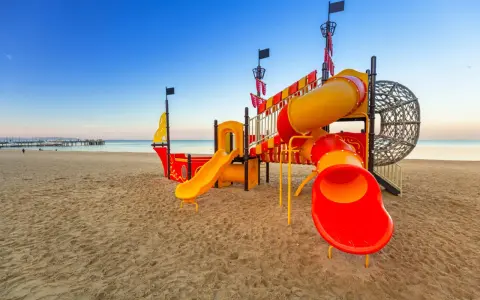 Kolorowy plac zabaw w kształcie statku pirackiego na plaży w Gdańsku. Idealne miejsce na wakacje gdansk dla dzieci.