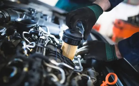 Mechanik wymienia filtr paliwa w silniku benzynowym. Dowiedz się, co ile wymieniać filtr paliwa w benzynie, by auto działało sprawnie.