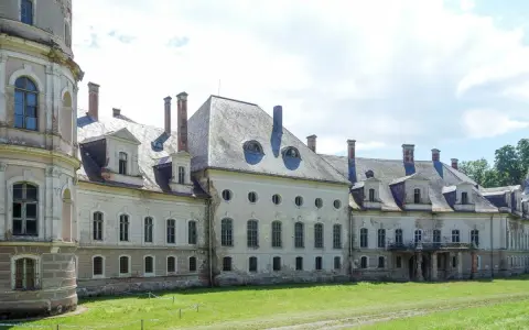 Dawny pałac bożków, zniszczony i opuszczony, z charakterystycznymi okrągłymi oknami i wieżą.