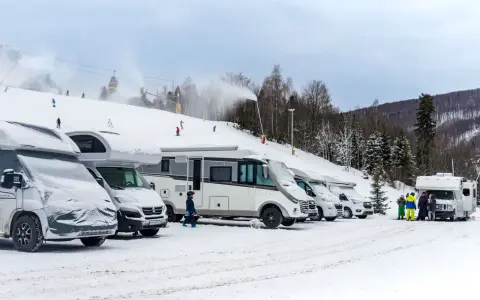 Kampery na śniegu, narciarze na stoku, armatki śnieżne i kolejka linowa. Idealne miejsce na zimowy camping w Szczyrku.