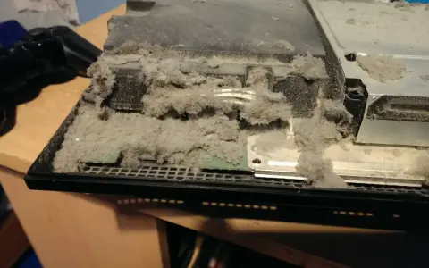 Consola PS4 cubierta de polvo. Es hora de limpiar ps4 para que vuelva a funcionar.