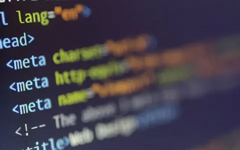 Kod HTML w Notatniku: <!DOCTYPE html> <html lang="en"> <head> <meta charset="UTF-8"> <meta http-equiv="X-UA-Compatible" content="IE=edge"> <meta name="viewport" content="width=device-width, initial-scale=1.0"> <!-- The above meta tags --> <title>Web De...