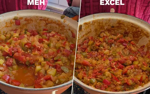 Dos cazuelas de pisto murciano: una con aspecto aguado y otra con la textura perfecta y dorada.