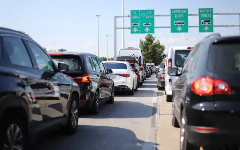 Korki na drodze, znaki kierujące do pasów dla samochodów, autobusów i ciężarówek. Czy zielona karta co to jest, potrzebna do przekroczenia granicy?