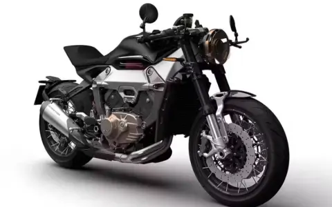 Una moto scarenata dal design aggressivo e moderno, con dettagli cromati e un motore potente in bella vista. Tra le moto scarenate più belle.
