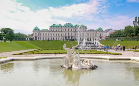 Barockschloss Belvedere mit Wasserspielen und Skulpturen. Ein Muss, was man in Wien gesehen haben muss, um die Pracht der Stadt zu erleben.