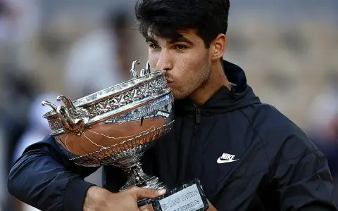 Joven tenista besa el trofeo de Roland Garros, un sueño cumplido y un paso más hacia los grandes premios Grand Slam.