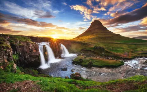 Cascata islandese al tramonto, un dialogo silenzioso tra la natura e l'anima di un islandese.