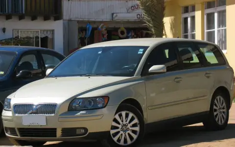 Pojemność baku Volvo V70: ile litrów paliwa zmieści się w zbiorniku?