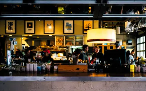 Gente en un bar, discutiendo sobre qué es el derecho de admisión en un bar.