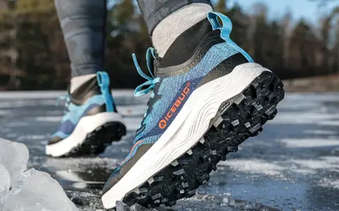 Person som springer på is med Icebug springskor vinter. Skorna har bra grepp och är designade för att klara kalla förhållanden.