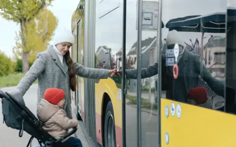 Jak przewozić dziecko w autokarze bezpiecznie i zgodnie z prawem