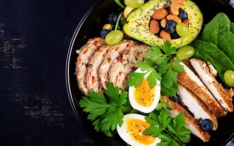 Un plato delicioso y saludable con carne, pollo, huevos, aguacate y frutos secos. Una opción perfecta para una dieta low carb.