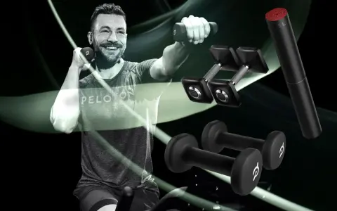 Lächelnder Mann mit Hanteln, bereit für Muskelaufbau und Cardio. Hanteln und eine Rolle liegen daneben.