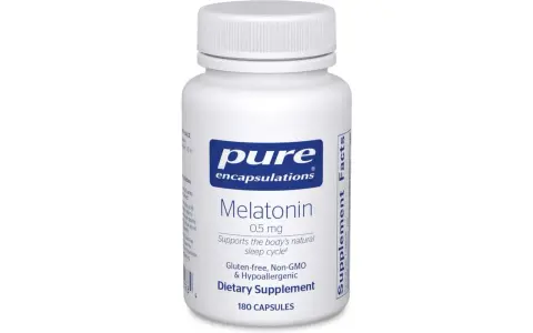 Biała butelka Pure Encapsulations Melatonin 0.5 mg, 180 kapsułek. Idealna dla osób szukających wsparcia snu, bez glutenu i GMO.