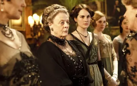Donne eleganti in abiti d'epoca, un'atmosfera da film d'epoca con un tocco di mistero.